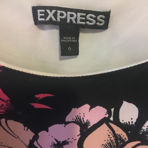 Gorgeous bell-sleeve floral Express dress. - Picture 4 of 5